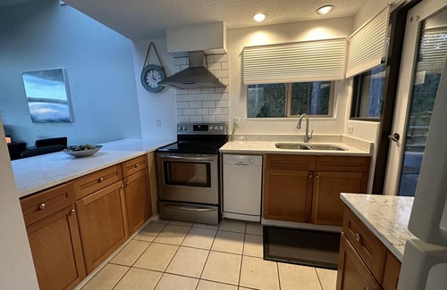Regional District of Nanaimo Condo | INN OF THE SEA- beautiful 2 bedroom condo, OCEANFRONT Heated Pool/Hot Tub/Dock