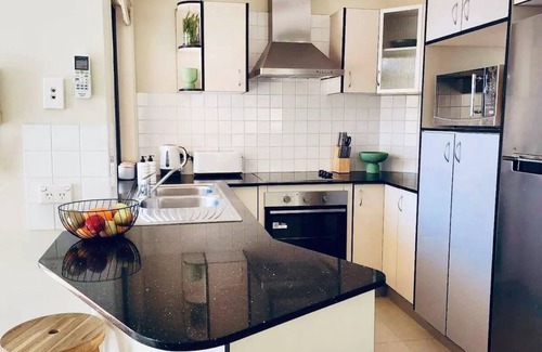 Carina House | Inner City 3 Bedroom 2.5 Bath Parking Wifi