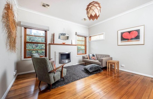 Narrabundah House | INNER-CITY COMFORT & CHARM / NARRABUNDAH