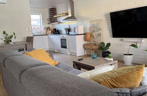 Belmont House | Inner City Cozy Retreat Near Geelong CBD