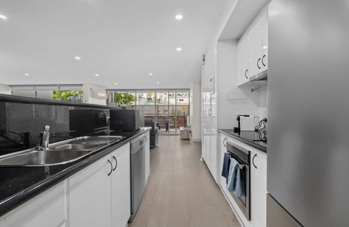 Sullivan's Cove Apartment | Inner City Modern Apartment With Secure Parking