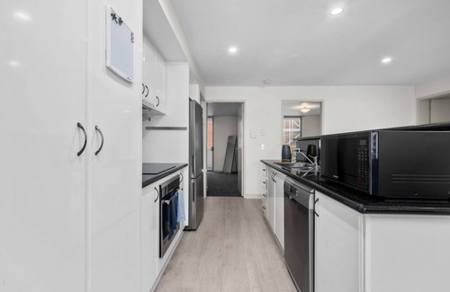 Sullivan's Cove Apartment | Inner City Modern Apartment With Secure Parking