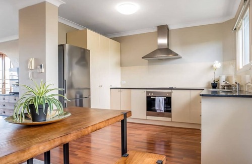 Indooroopilly Apartment | Inner City Pad Indooroopilly