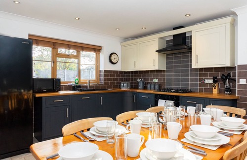 Gloucester House | Innsworth House - Gloucester 4 Bed Home - Parking - Garden