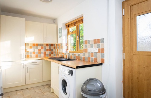 Gloucester House | Innsworth House - Gloucester 4 Bed Home - Parking - Garden