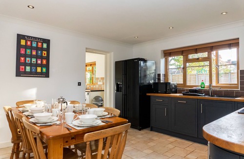Gloucester House | Innsworth House - Gloucester 4 Bed Home - Parking - Garden
