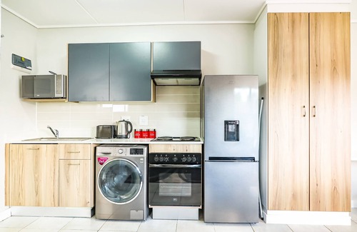 Greater Johannesburg Metropolitan Area Apartment | Insaka's Greenlee Luxurious Studio Apartment - Sandton