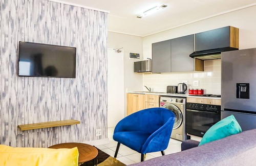 Greater Johannesburg Metropolitan Area Apartment | Insaka's Greenlee Luxurious Studio Apartment - Sandton