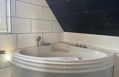 Finkenwerder Apartment | InselSuites FinkenNest Airbus Finkenkwerder 125 m2 Kamin
