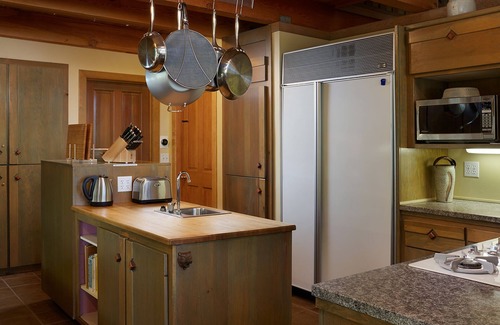 Yosemite West House | Inside Yosemite N.P. Gates, our luxury home is minutes from valley attractions.
