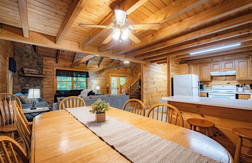 Hico Cabin | Insignificant Cabin: Spacious 5BR, 3.5BA Retreat with Hot Tub