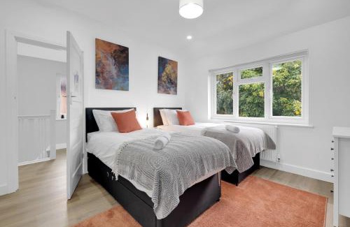 Aylestone Apartment | Inspira Stays - Spacious Modern House in Leicester - Free Parking - Xbox, Table Football & Smart TV