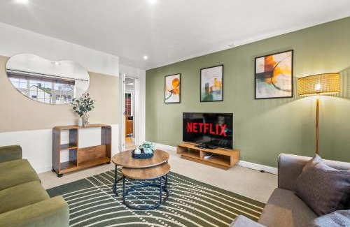 Welford Apartment | Inspira Stays - Stunning Large Modern House - 3-Car Driveway - PS4 & Table Football - Huge Kitchen