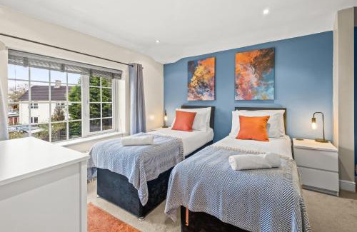 Welford Apartment | Inspira Stays - Stunning Large Modern House - 3-Car Driveway - PS4 & Table Football - Huge Kitchen