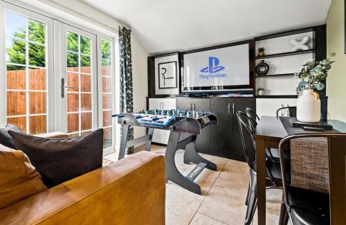 Welford Apartment | Inspira Stays - Stunning Large Modern House - 3-Car Driveway - PS4 & Table Football - Huge Kitchen