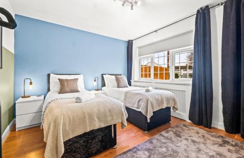 Welford Apartment | Inspira Stays - Stunning Large Modern House - 3-Car Driveway - PS4 & Table Football - Huge Kitchen