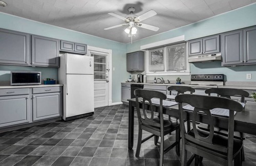 Xenia House | Inspiration Haven - Captivating Art-Filled Cottage