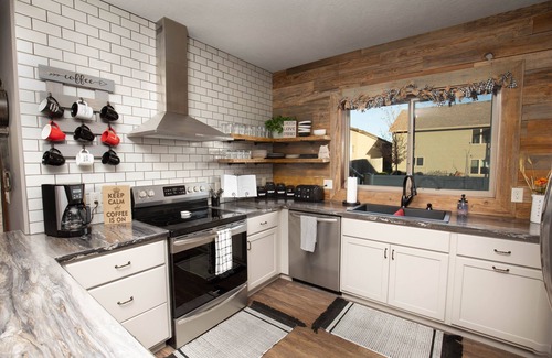 Sioux Falls House | Inspirational Ranch-SUPERBLY CLEAN with HOT TUB! Lower Unit w/2 walkout patios