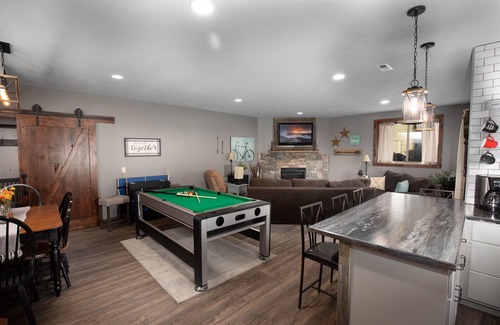 Sioux Falls House | Inspirational Ranch-SUPERBLY CLEAN with HOT TUB! Lower Unit w/2 walkout patios