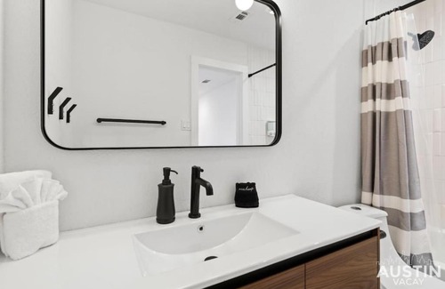 Barton Hills Apartment | Insta-Ready Apartment in Barton Hills w King Bed
