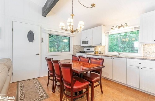 Irondale Cottage | Insta-worthy 3 Bedroom Waterfront Cottage in Haliburton
