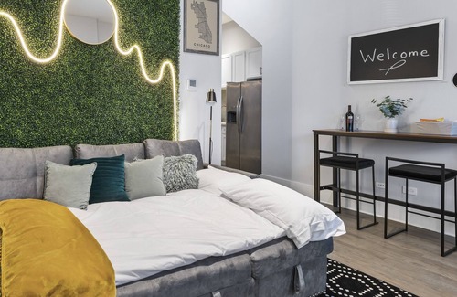 Lower West Side Apartment | Insta-worthy Arcade Themed 2BD 10min to Downtown!