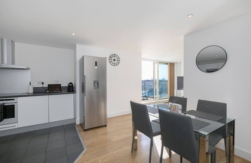 Island Gardens Apartment | Insta Worthy London 2 BR Flat Thames View Sleep 6
