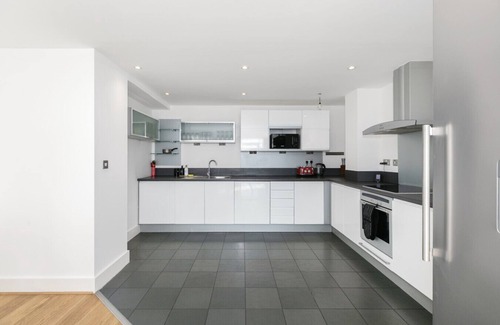 Island Gardens Apartment | Insta Worthy London 2 BR Flat Thames View Sleep 6