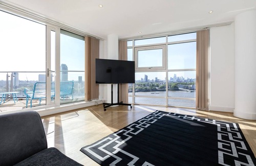 Island Gardens Apartment | Insta Worthy London 2 BR Flat Thames View Sleep 6