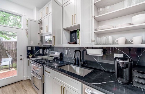 Old Town Alexandria Apartment | Insta-worthy Studio w/Amenities, King St: .1 mi