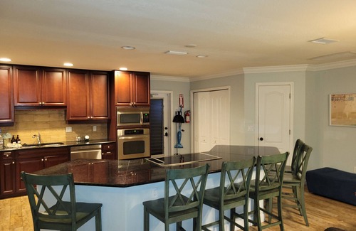 Cocoa Isles House | Insta Worthy! Waterfront Oasis-1 blk to beach-Kayaks-Fire Pit-Game Room