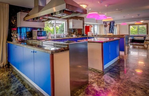 Queens Villa | ♥Instaworthy Celebrity Retreat | Lavish. Brilliant. Captivating
