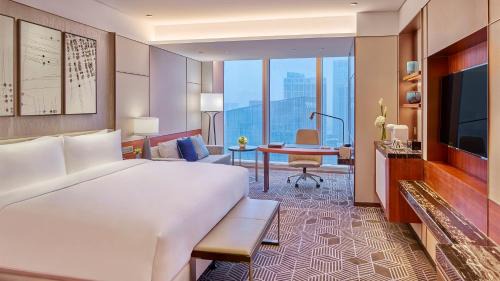 Pazhou Residential District Hotel | InterContinental Guangzhou Exhibition Center by IHG - Free shuttle between hotel and Exhibition Center during Canton Fair & Exhibitor registration Counter