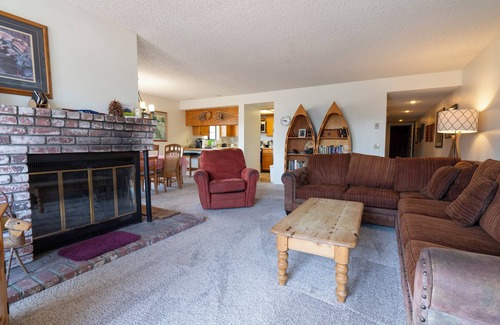 June Lake Condo | Interlaken #25- 2 BR/2 BTH with lake views
