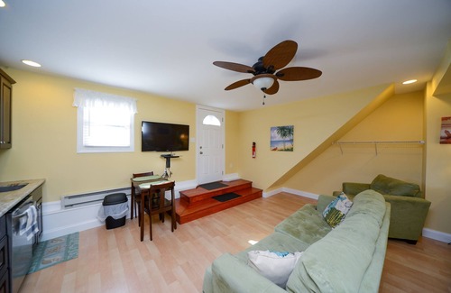 Gold Coast Condo | Internet, Cable, Window A/C, Outside Shower