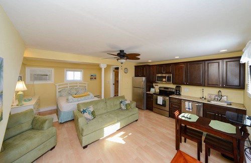 Gold Coast Condo | Internet, Cable, Window A/C, Outside Shower