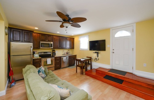 Gold Coast Condo | Internet, Cable, Window A/C, Outside Shower