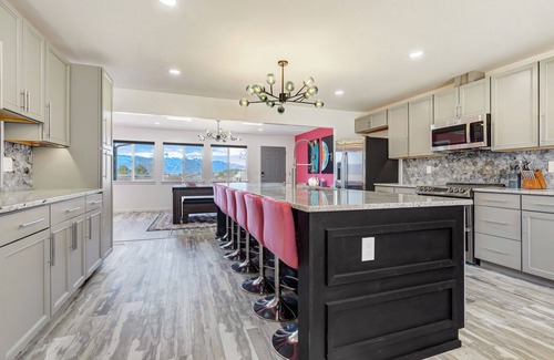 Cimarron Hills House | Interstellar Villa with 180° Mountain Range Views