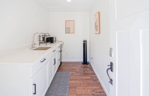 Cedar Crest House | Intimate 1-BR Guesthouse+backyard by Downtown Dallas and Design District