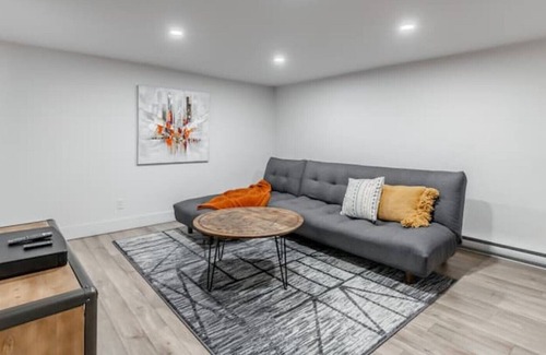 Hochelaga-Maisonneuve Apartment | INTIMATE and RESTFUL 1-bedroom space + SOFA BED