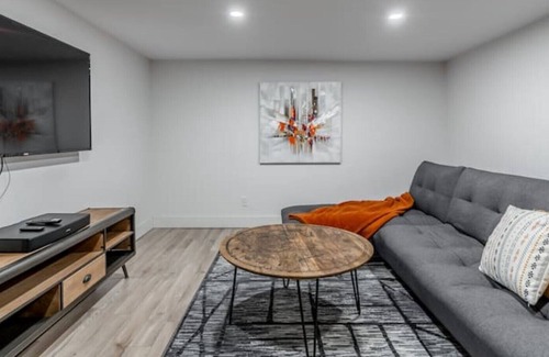 Hochelaga-Maisonneuve Apartment | INTIMATE and RESTFUL 1-bedroom space + SOFA BED