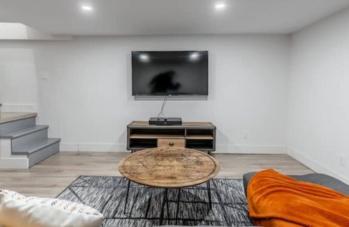 Hochelaga-Maisonneuve Apartment | INTIMATE and RESTFUL 1-bedroom space + SOFA BED