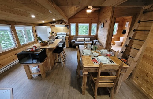 Val-des-Monts Ski Chalet | Intimate Cottage plus Loft with Epic Lake Views