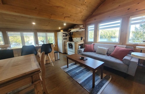Val-des-Monts Ski Chalet | Intimate Cottage plus Loft with Epic Lake Views