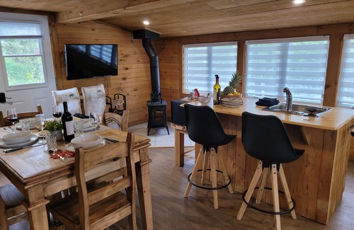 Val-des-Monts Ski Chalet | Intimate Cottage plus Loft with Epic Lake Views