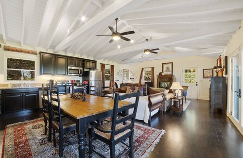 Cashiers House | Intimate guest cottage moments away from Whiteside Mountain.
