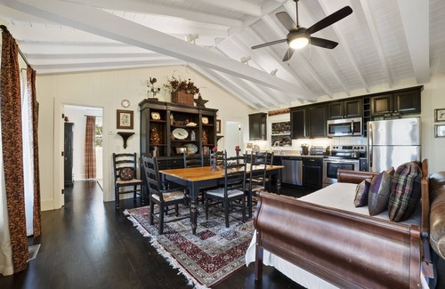 Cashiers House | Intimate guest cottage moments away from Whiteside Mountain.