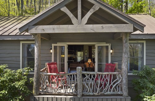 Cashiers House | Intimate guest cottage moments away from Whiteside Mountain.