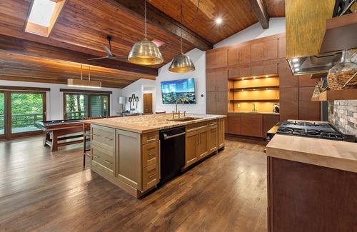 Atlanta House | Intown Mountain Retreat a magical oasis, sauna, gym, pool table