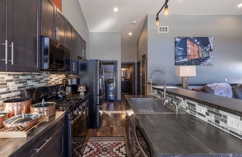 Westcliffe House | INTRO RATES: Quiet 2-Level w/Valley Overlook, StarLink - Ideal for 2 Couples